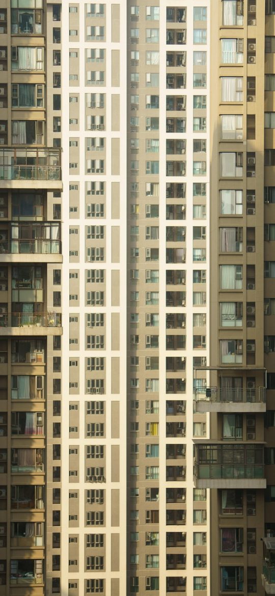 影视仓 App 播放页竖屏截图，画面居中显示，底部是进度条与清晰度切换按钮，右上角有投屏图标